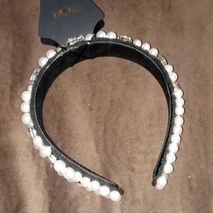 Noir beauty accessory